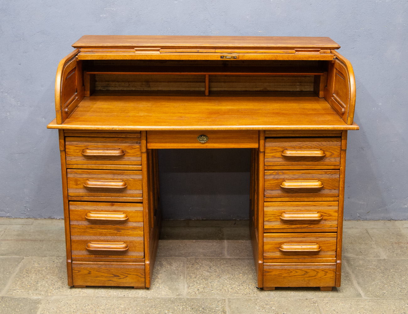 Старинное дубовое бюро