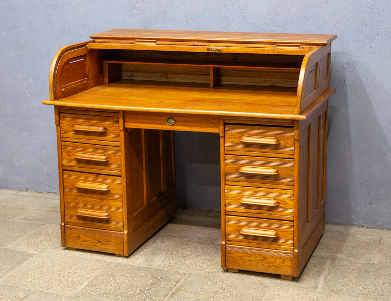 Старинное дубовое бюро