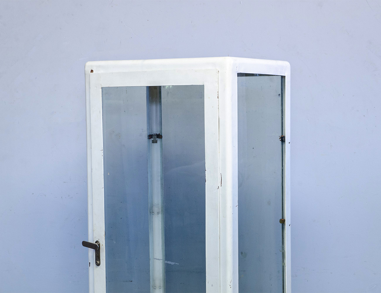 Старинный металлический медицинский шкаф