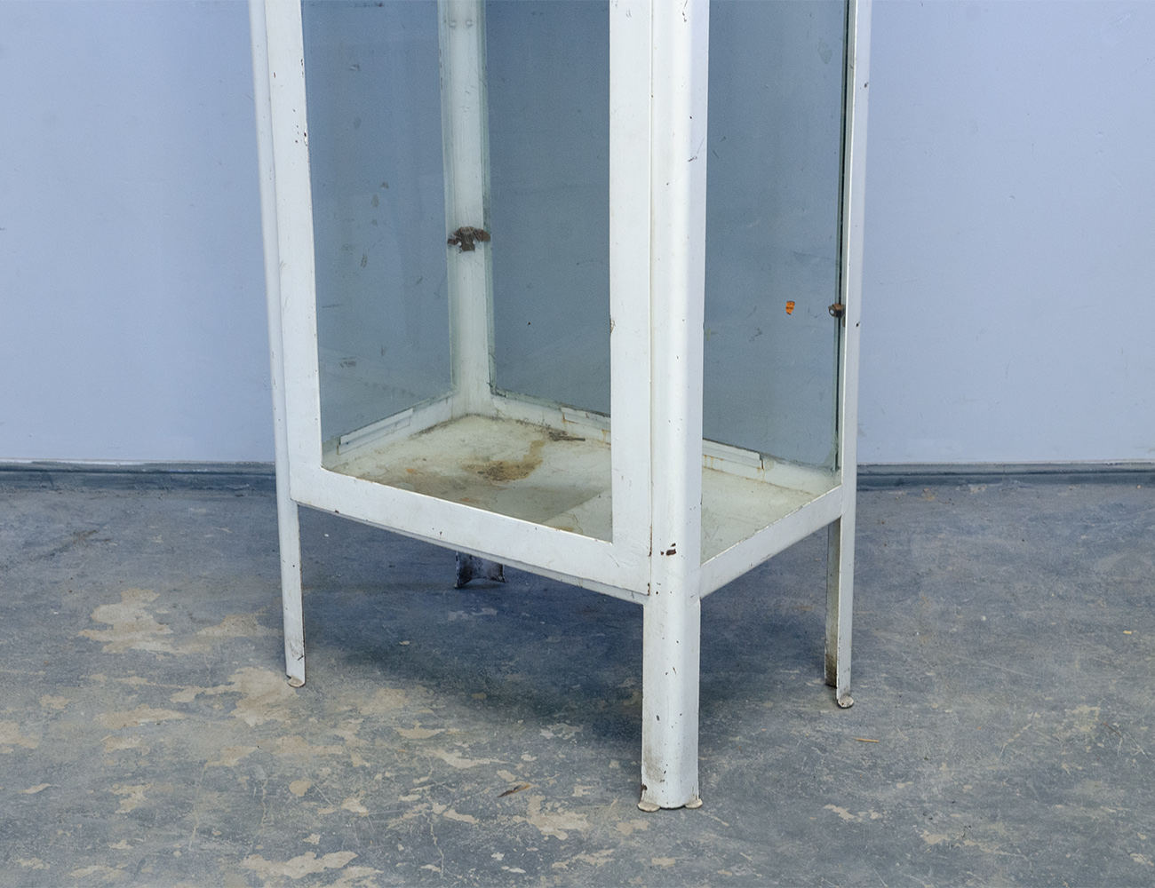 Старинный металлический медицинский шкаф