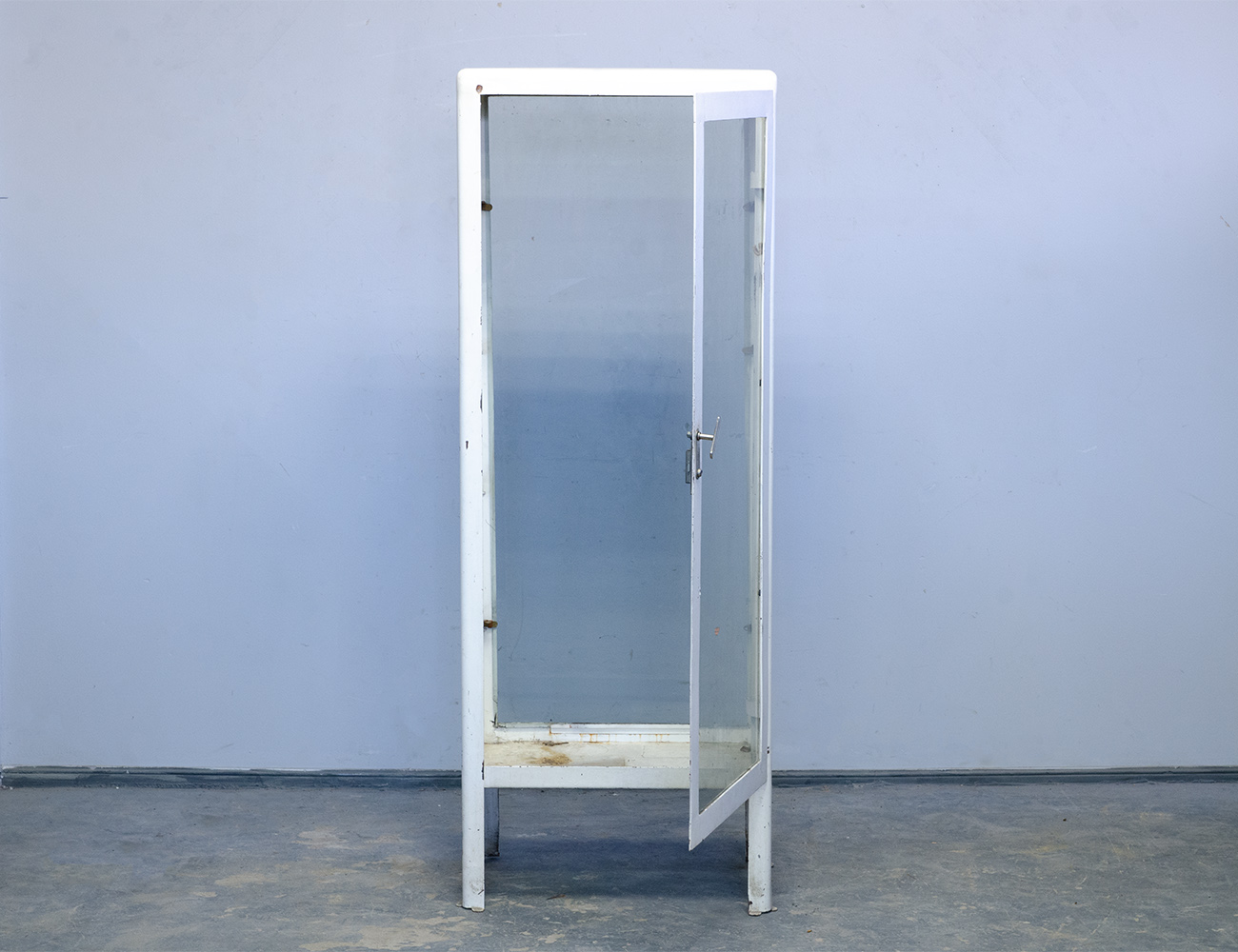 Старинный металлический медицинский шкаф