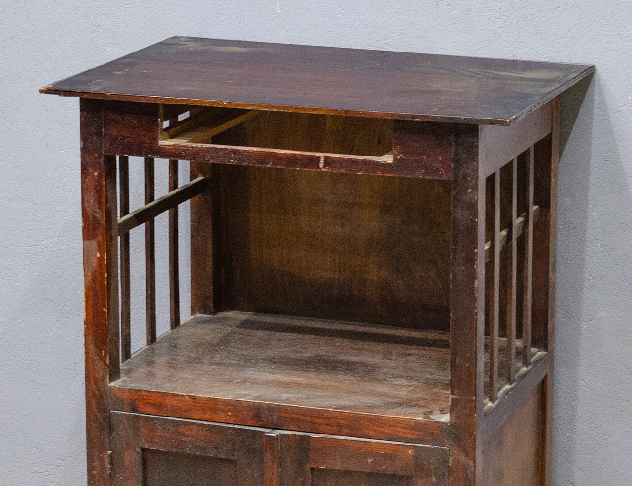 Старинная тумба