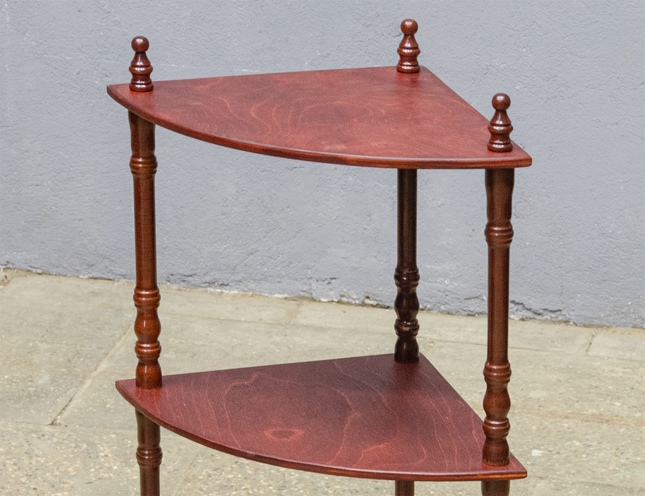 Старинная угловая этажерка