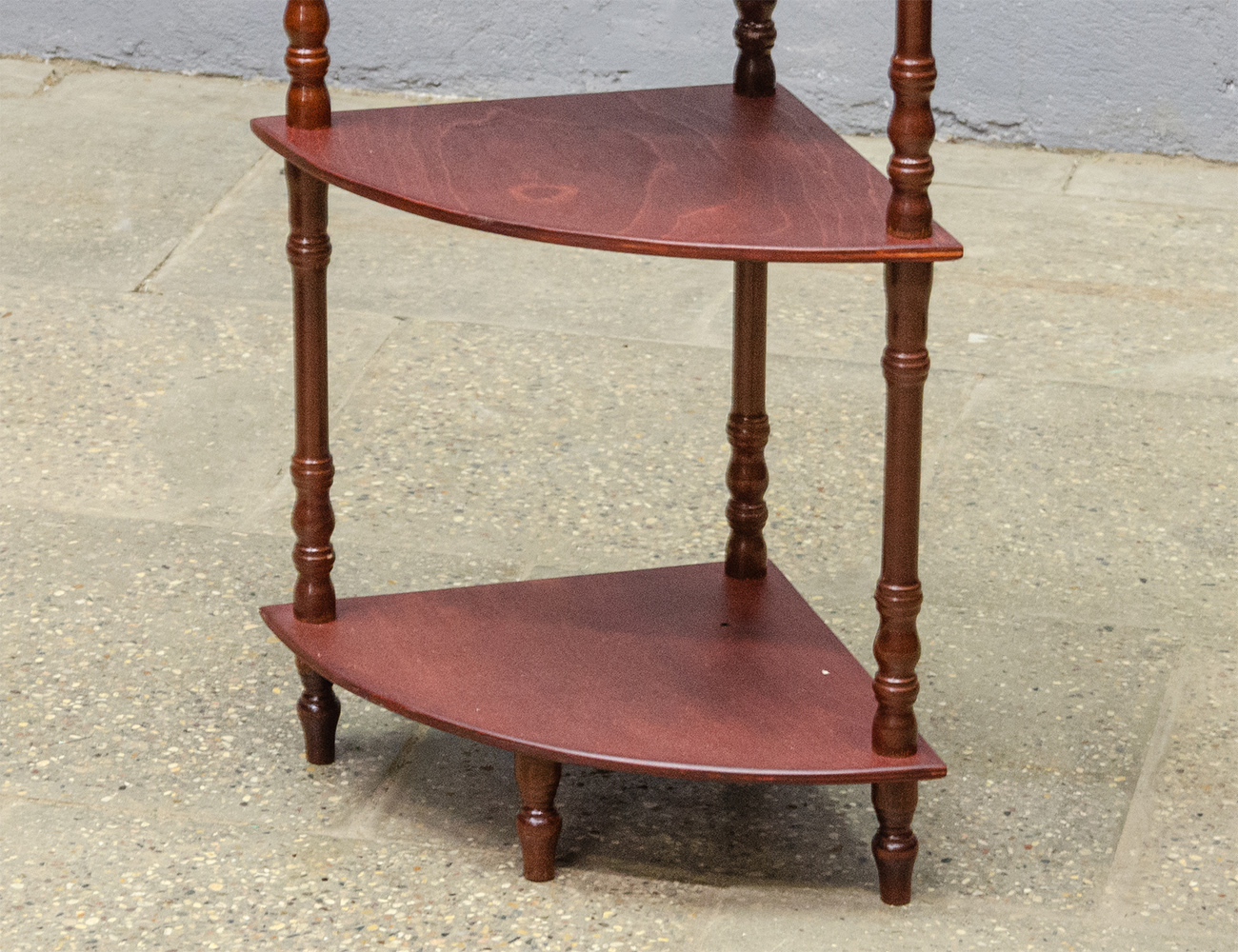 Старинная угловая этажерка