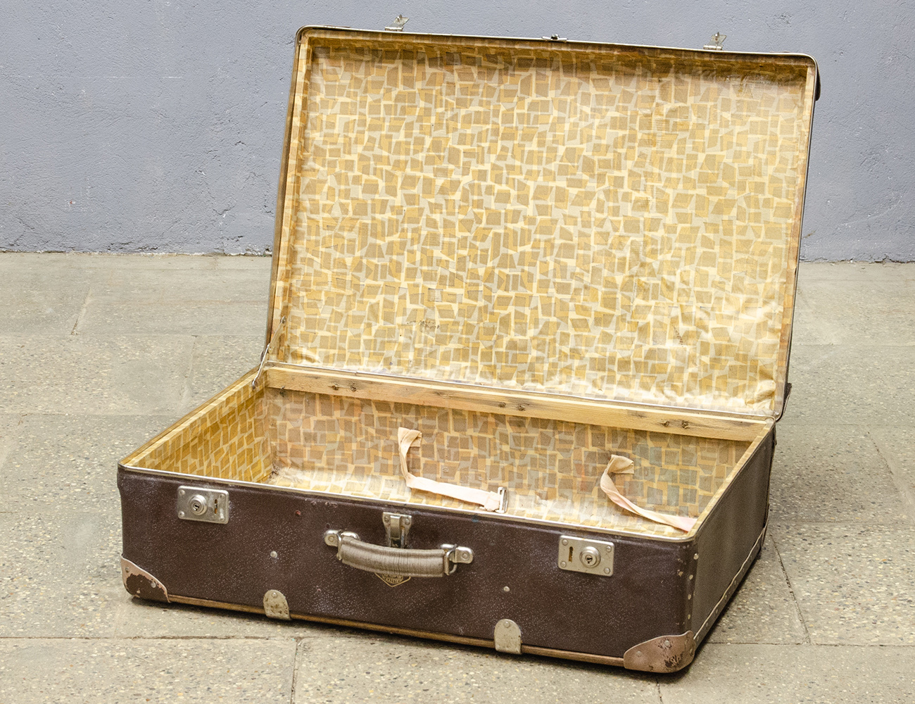 Старинный дорожный чемодан