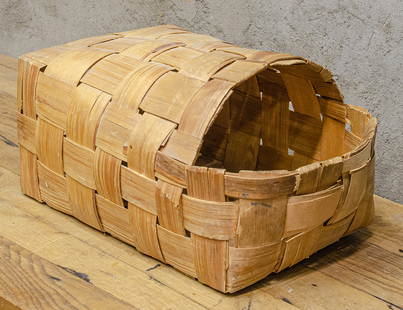 Старинная плетёная корзина