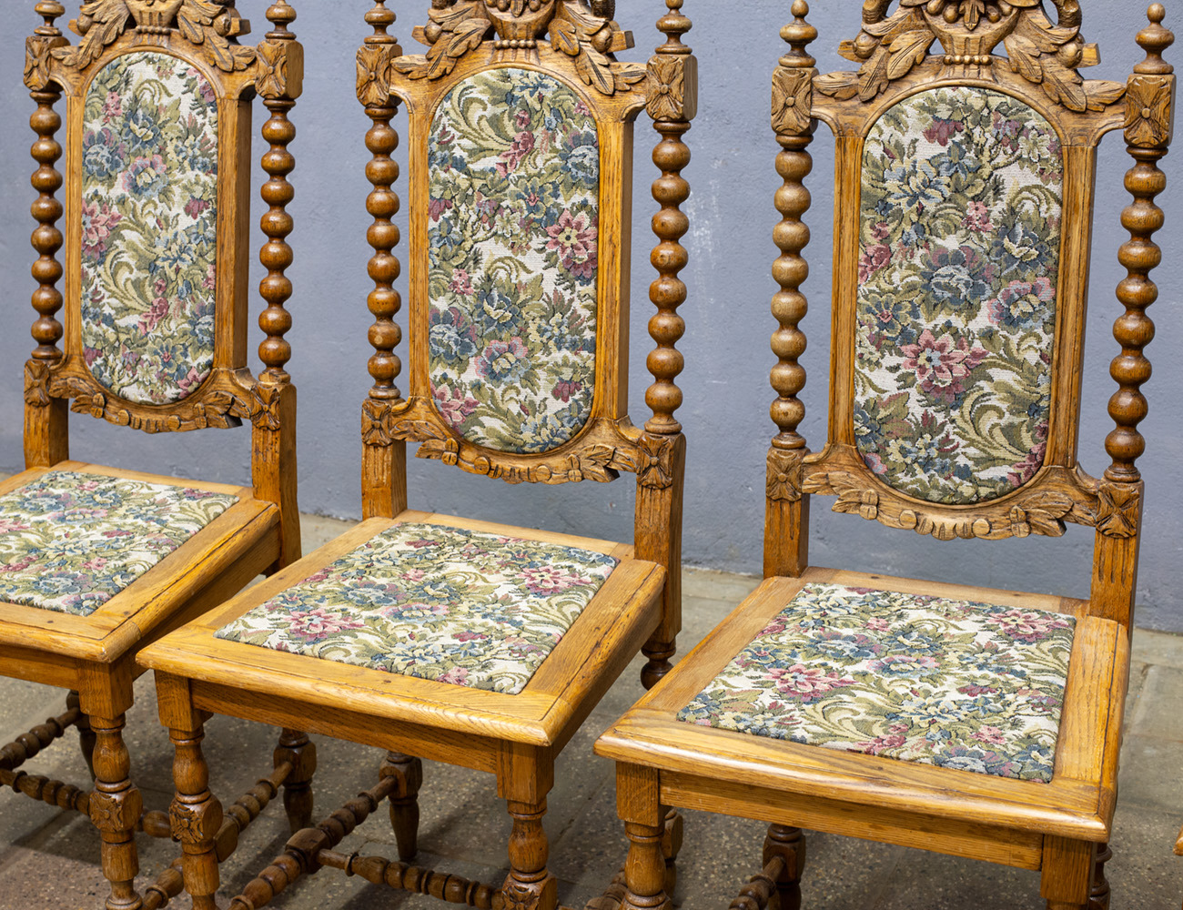 Старинный дубовые резные стулья