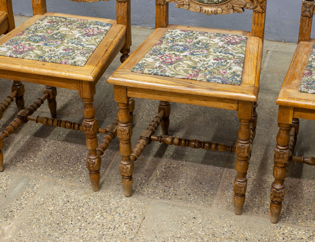 Старинный дубовые резные стулья