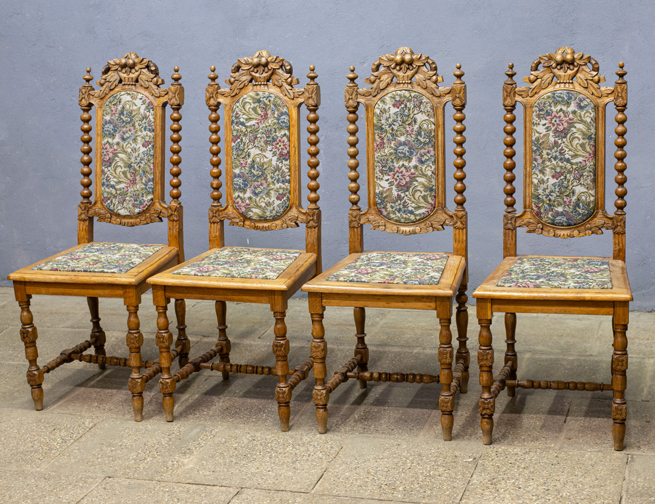 Старинный дубовые резные стулья