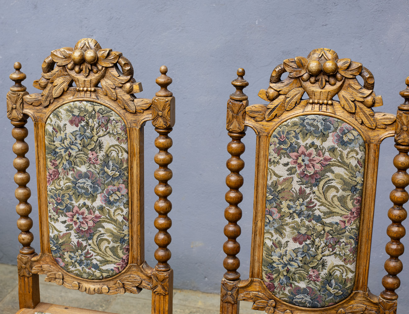 Старинный дубовые резные стулья