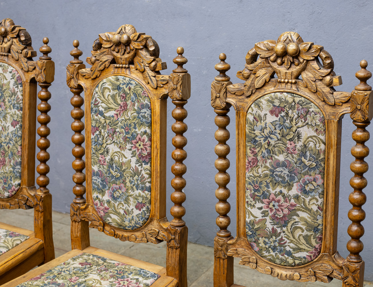 Старинный дубовые резные стулья