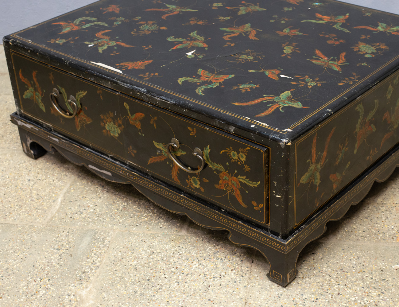 Журнальный стол с ящиками в стиле шинуазри