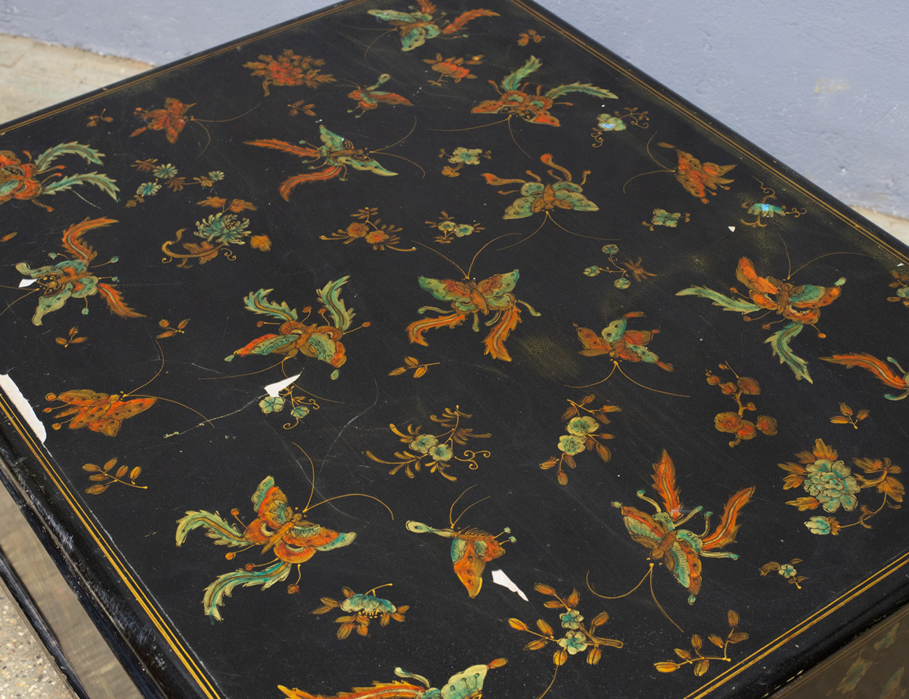 Журнальный стол с ящиками в стиле шинуазри