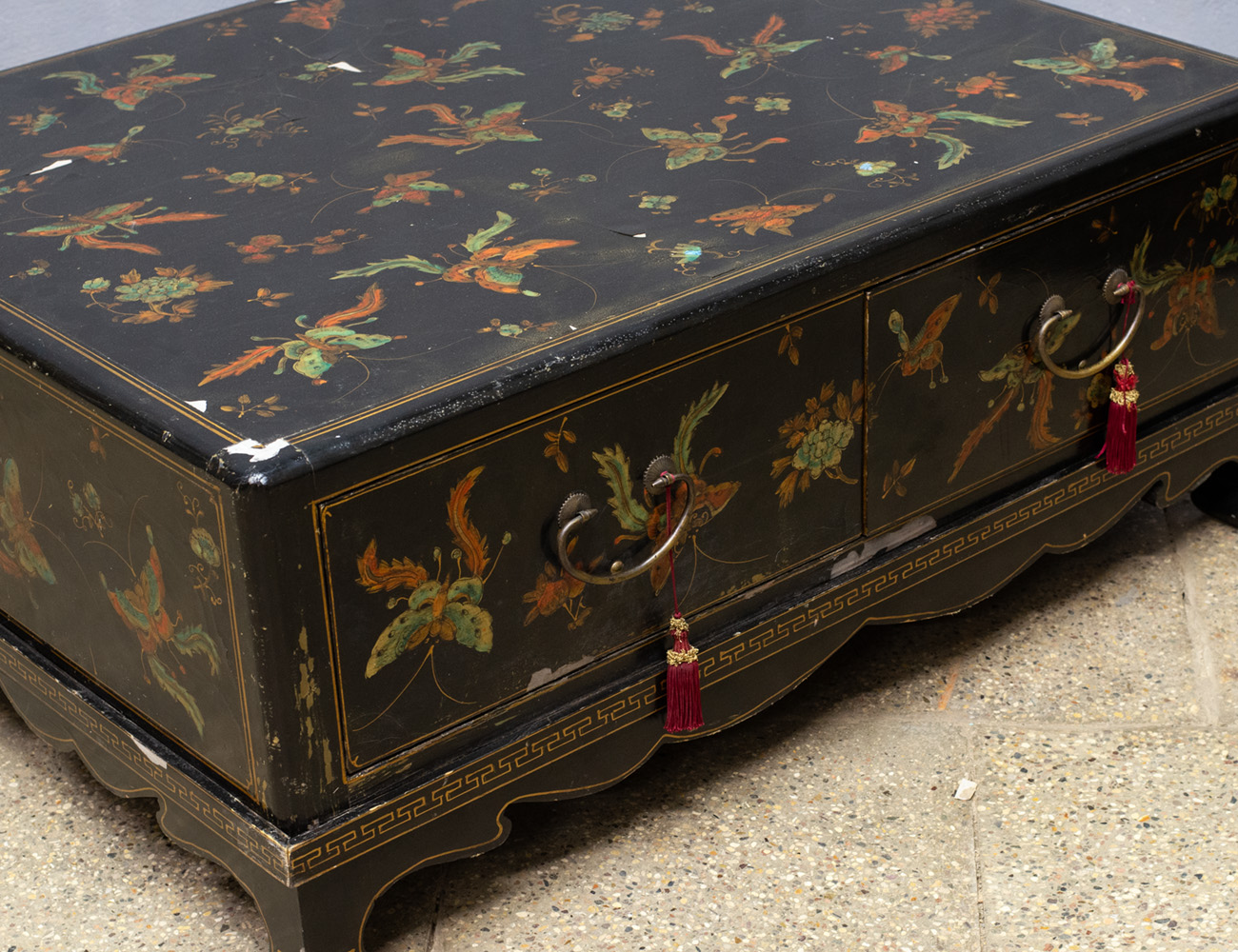 Журнальный стол с ящиками в стиле шинуазри