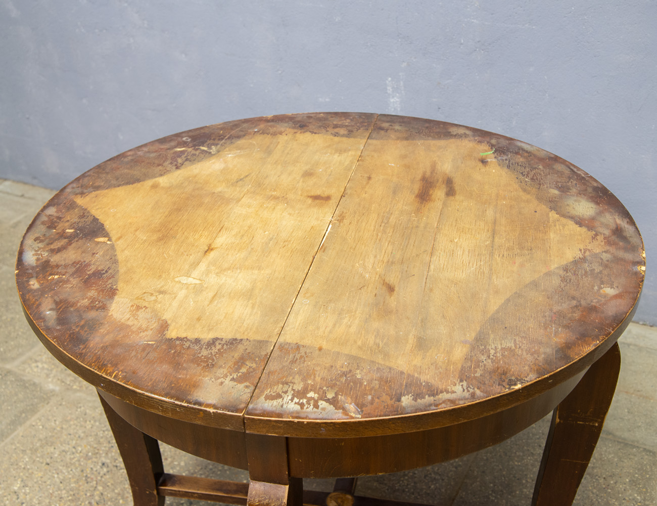 Старинный круглый обеденный стол