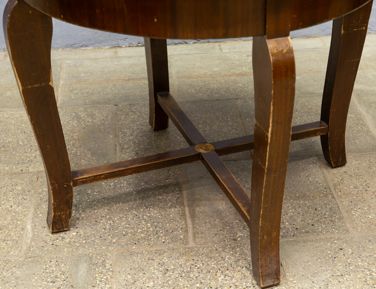 Старинный круглый обеденный стол