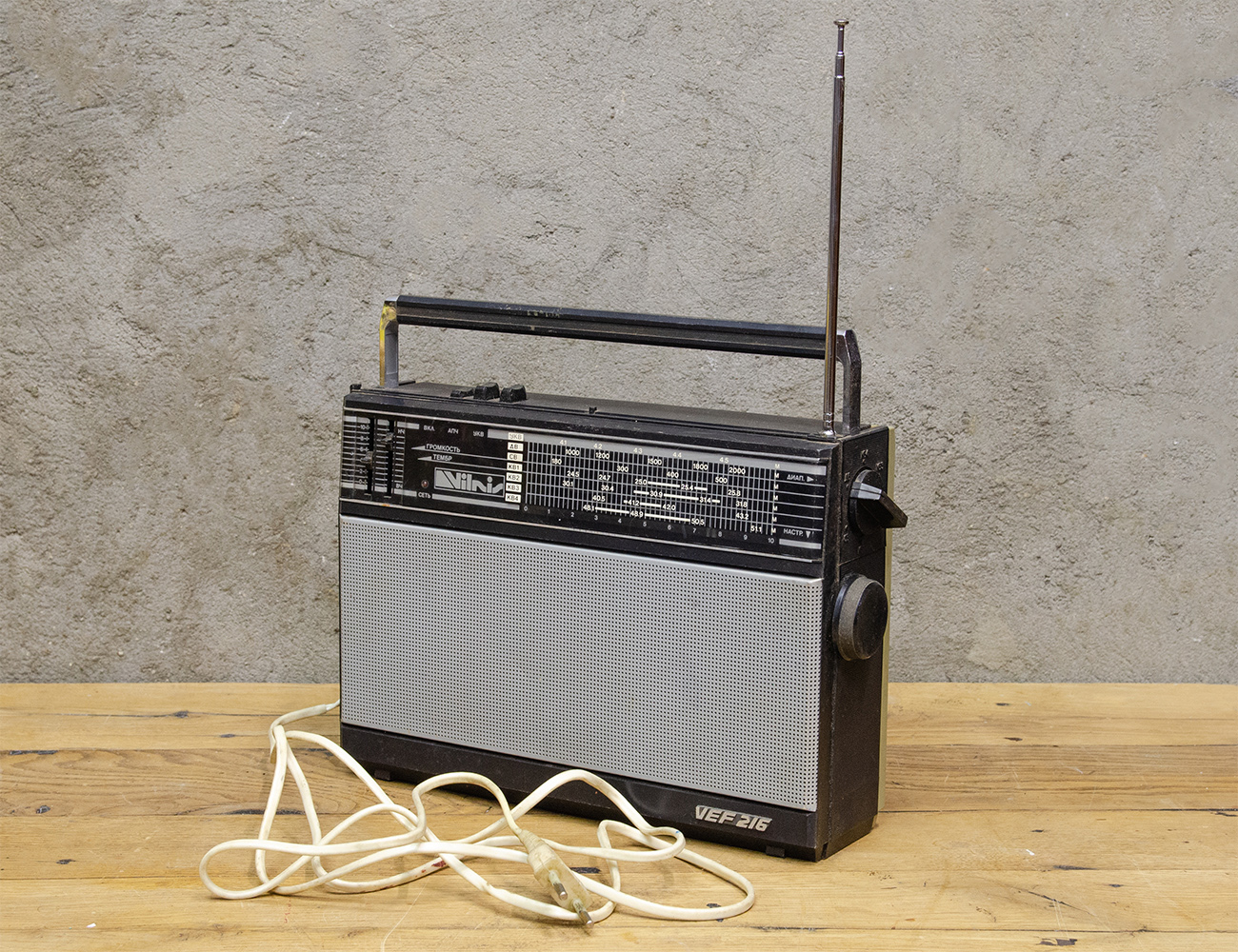 Винтажный портативный радиоприёмник VEF 216
