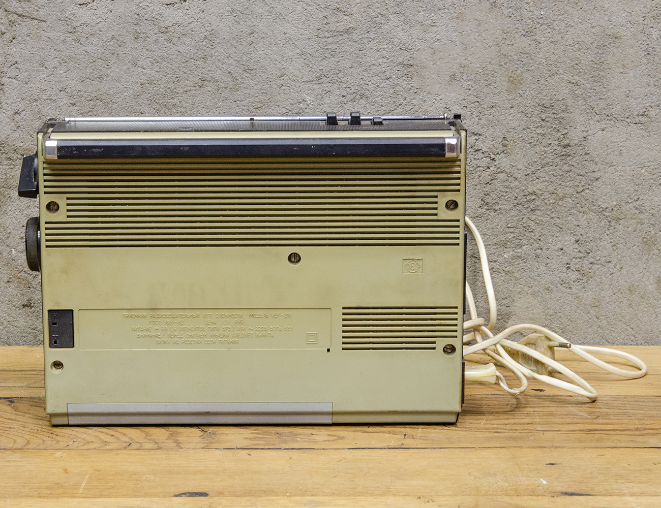 Винтажный портативный радиоприёмник VEF 216