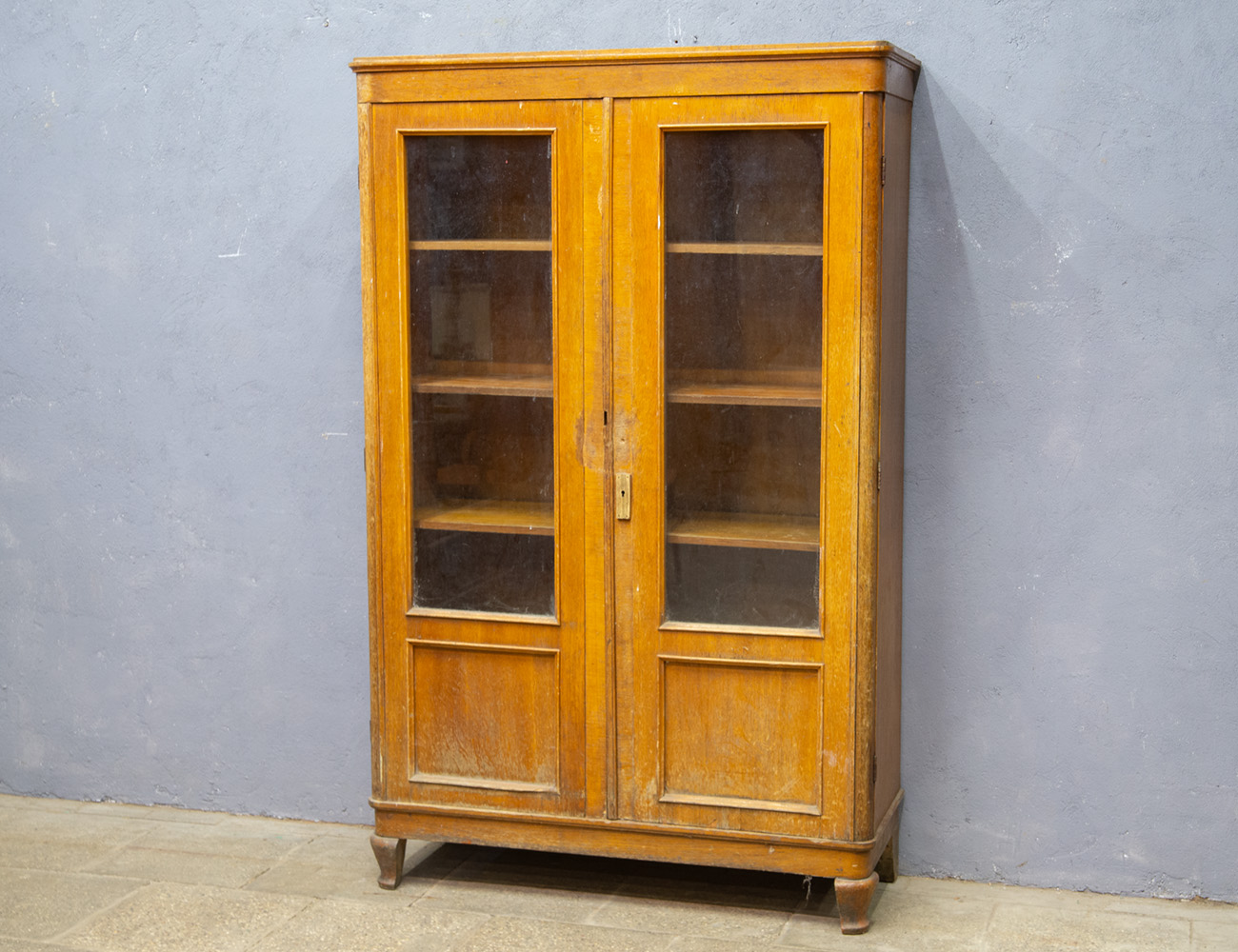 Старинный дубовый книжный шкаф