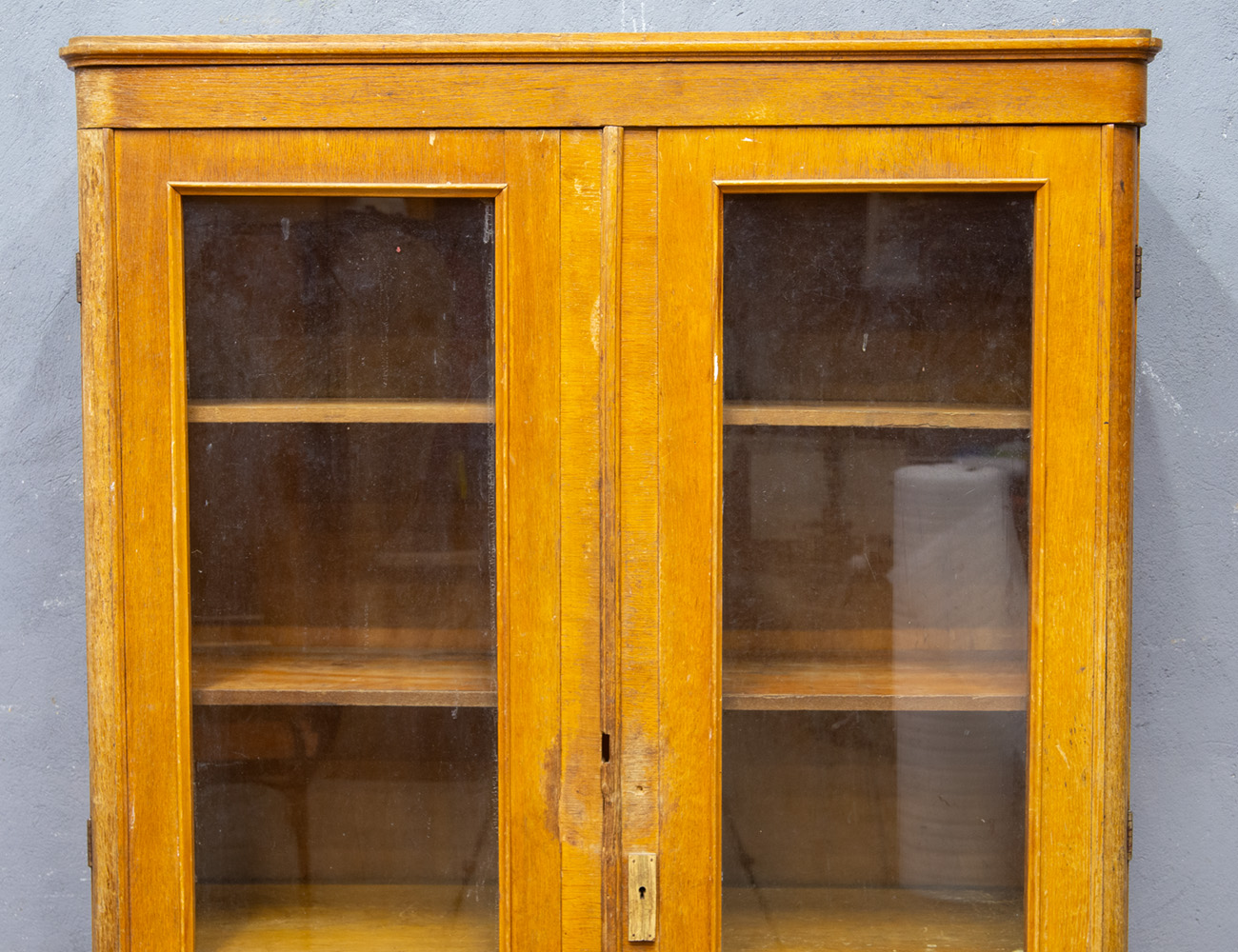 Старинный дубовый книжный шкаф