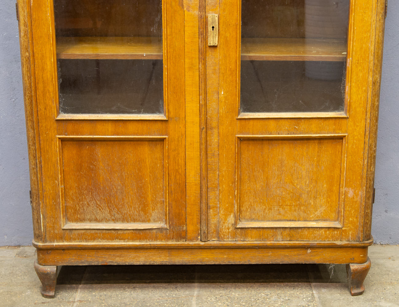 Старинный дубовый книжный шкаф