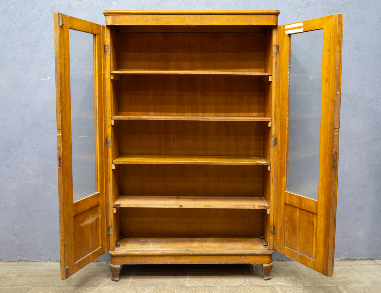 Старинный дубовый книжный шкаф