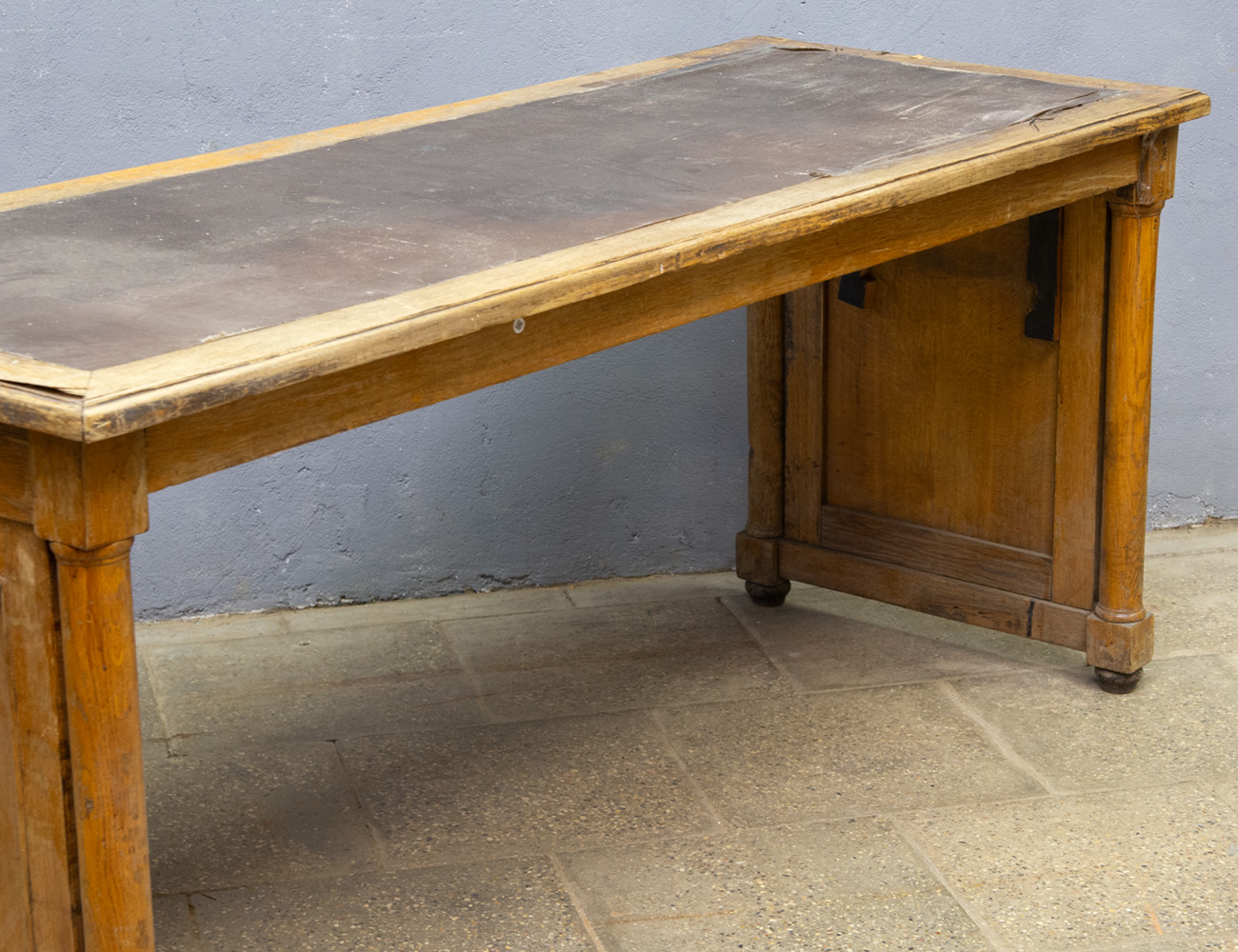 Старинный библиотечный письменный стол