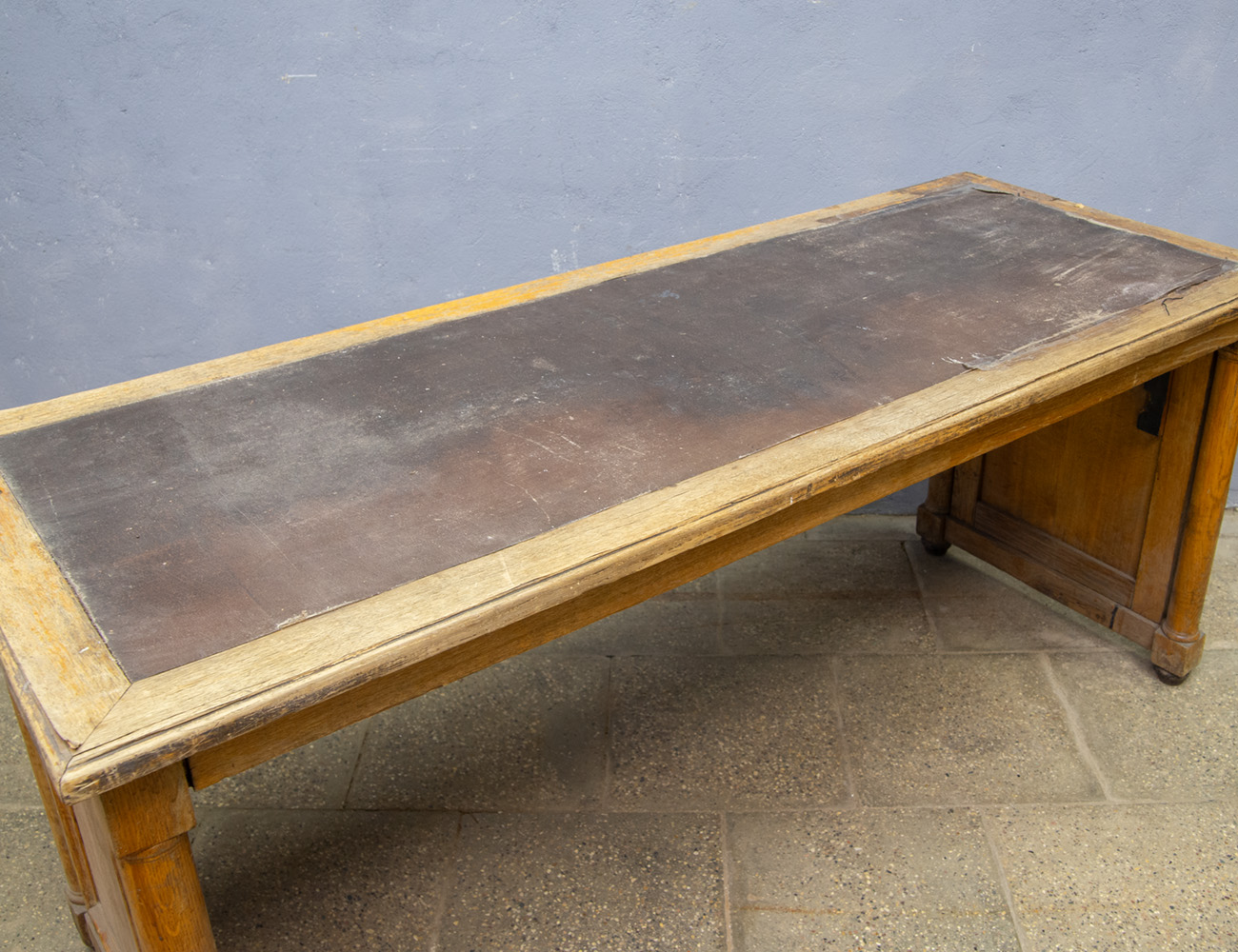 Старинный библиотечный письменный стол