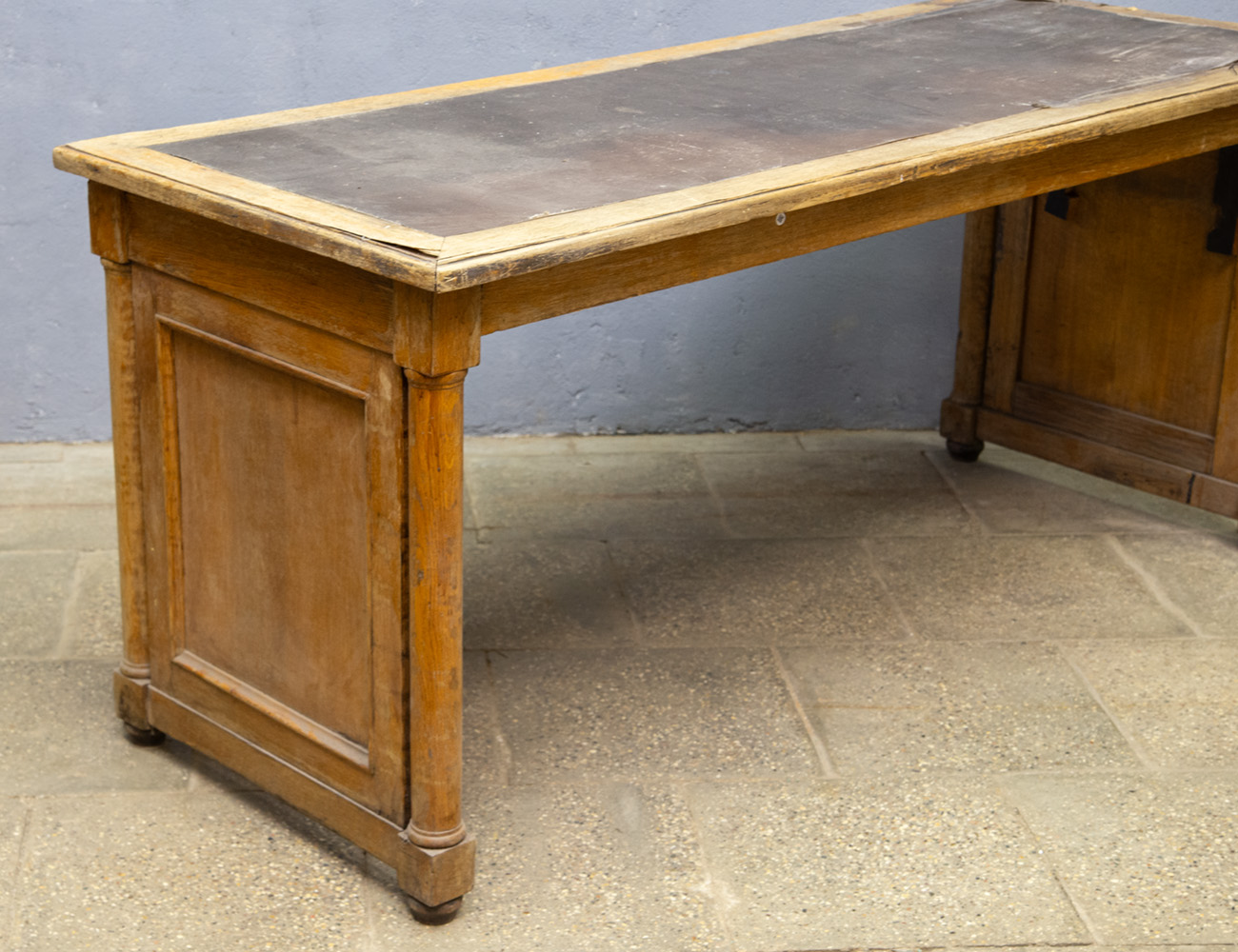 Старинный библиотечный письменный стол