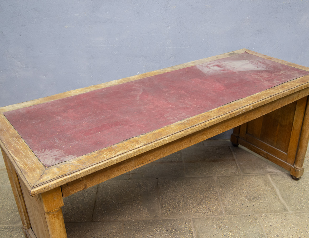 Старинный библиотечный письменный стол