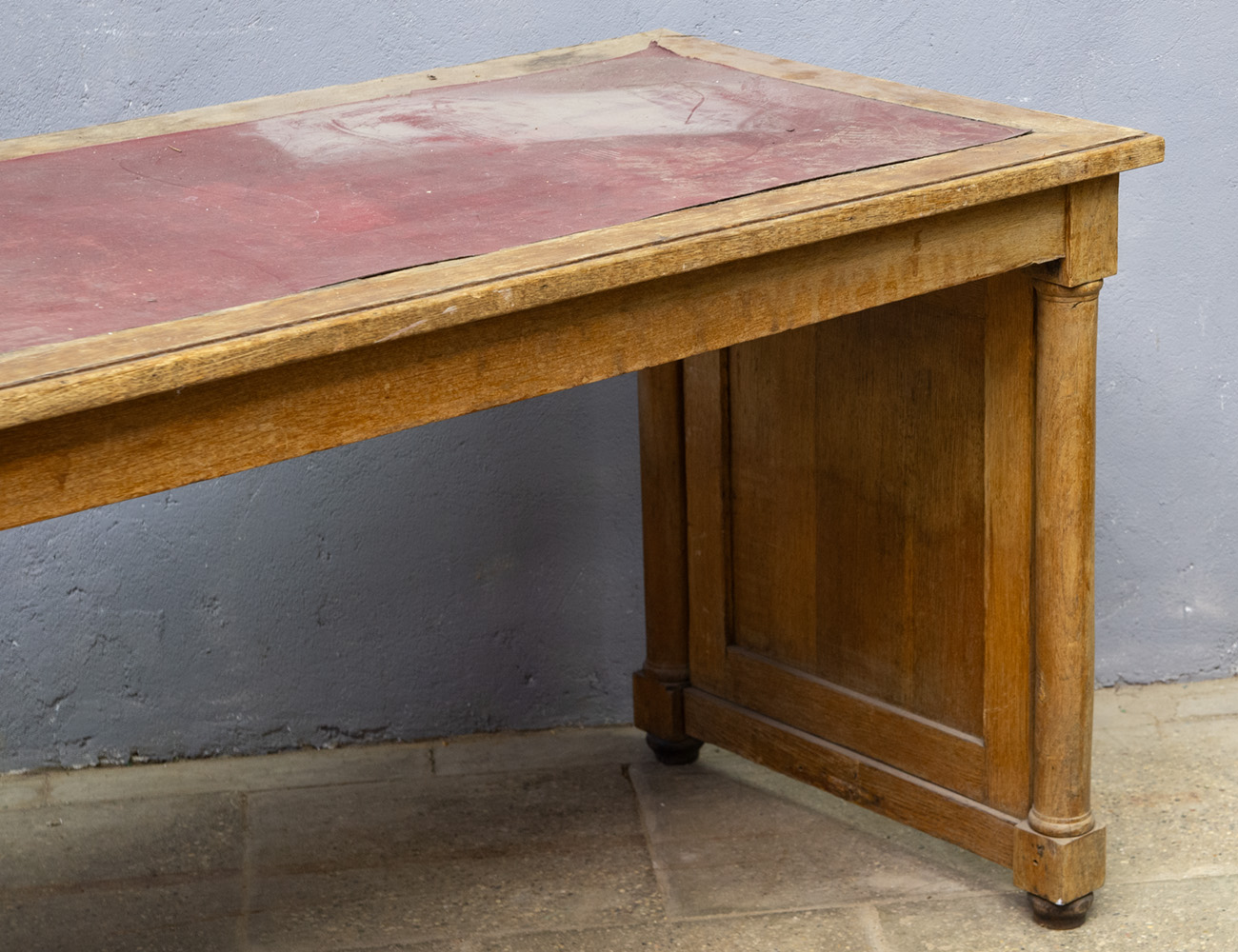 Старинный библиотечный письменный стол