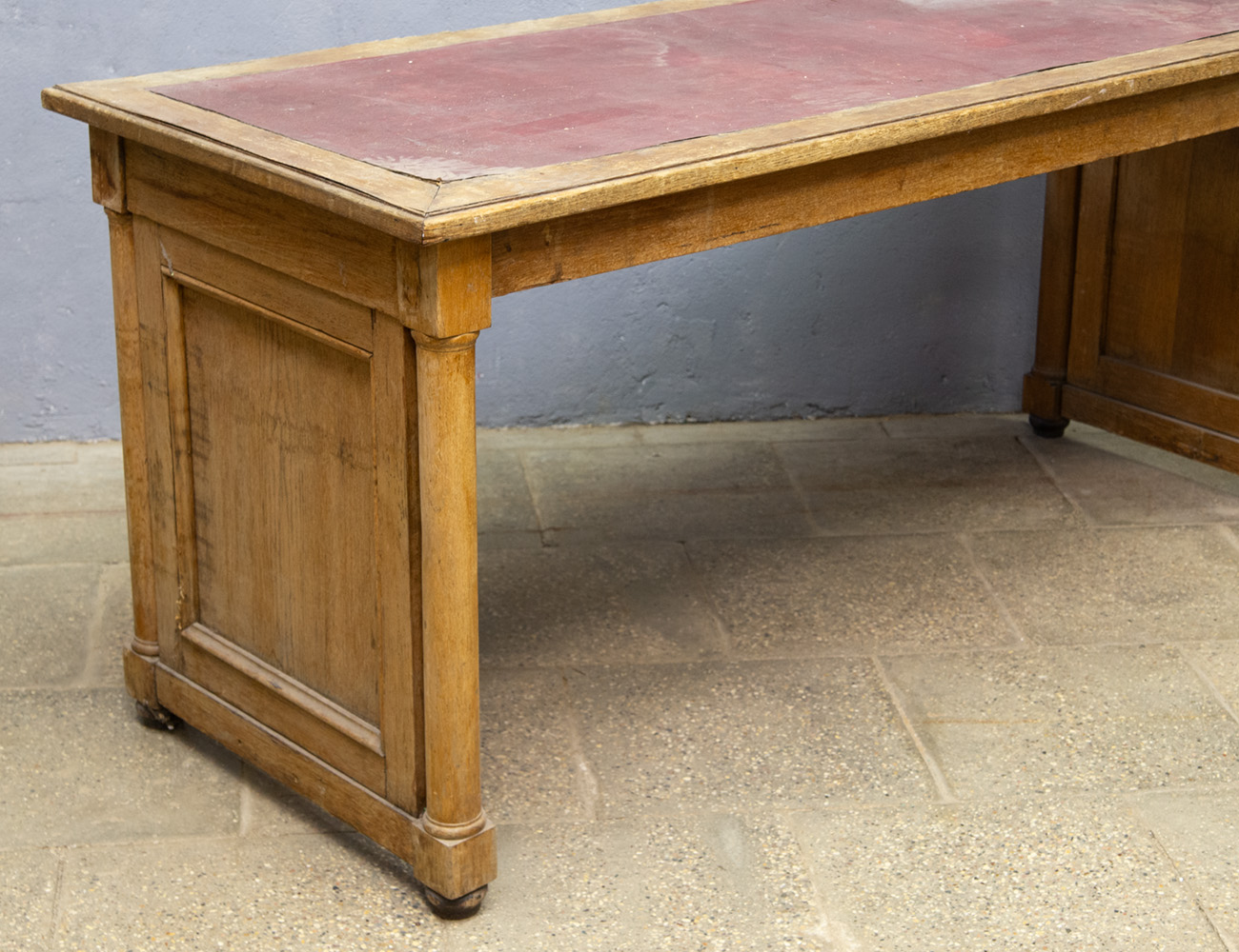 Старинный библиотечный письменный стол