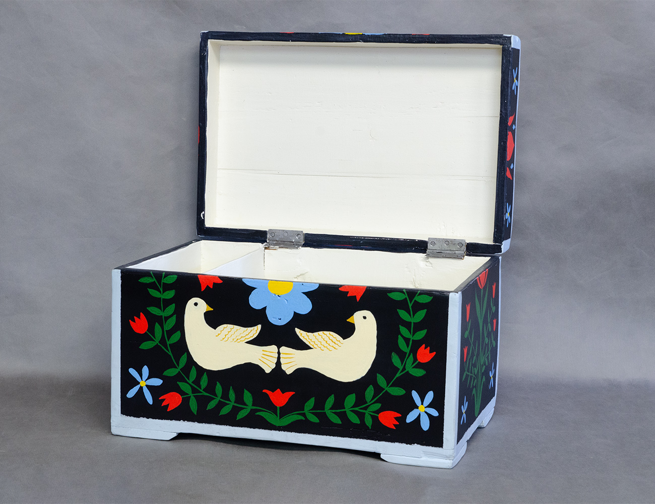 Старинный сундук с росписью Цветы и Птицы