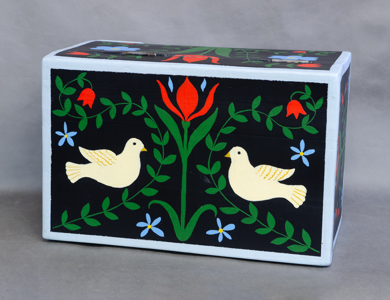 Старинный сундук с росписью Цветы и Птицы