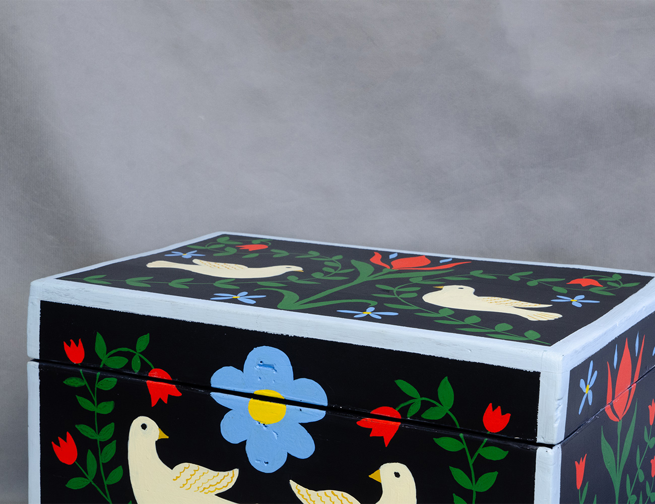 Старинный сундук с росписью Цветы и Птицы