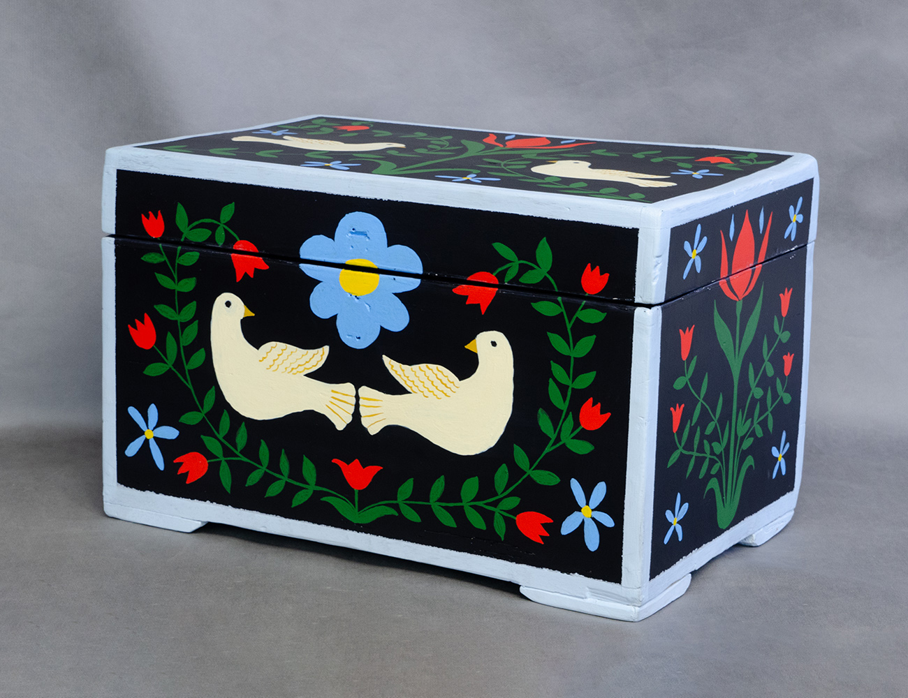 Старинный сундук с росписью Цветы и Птицы