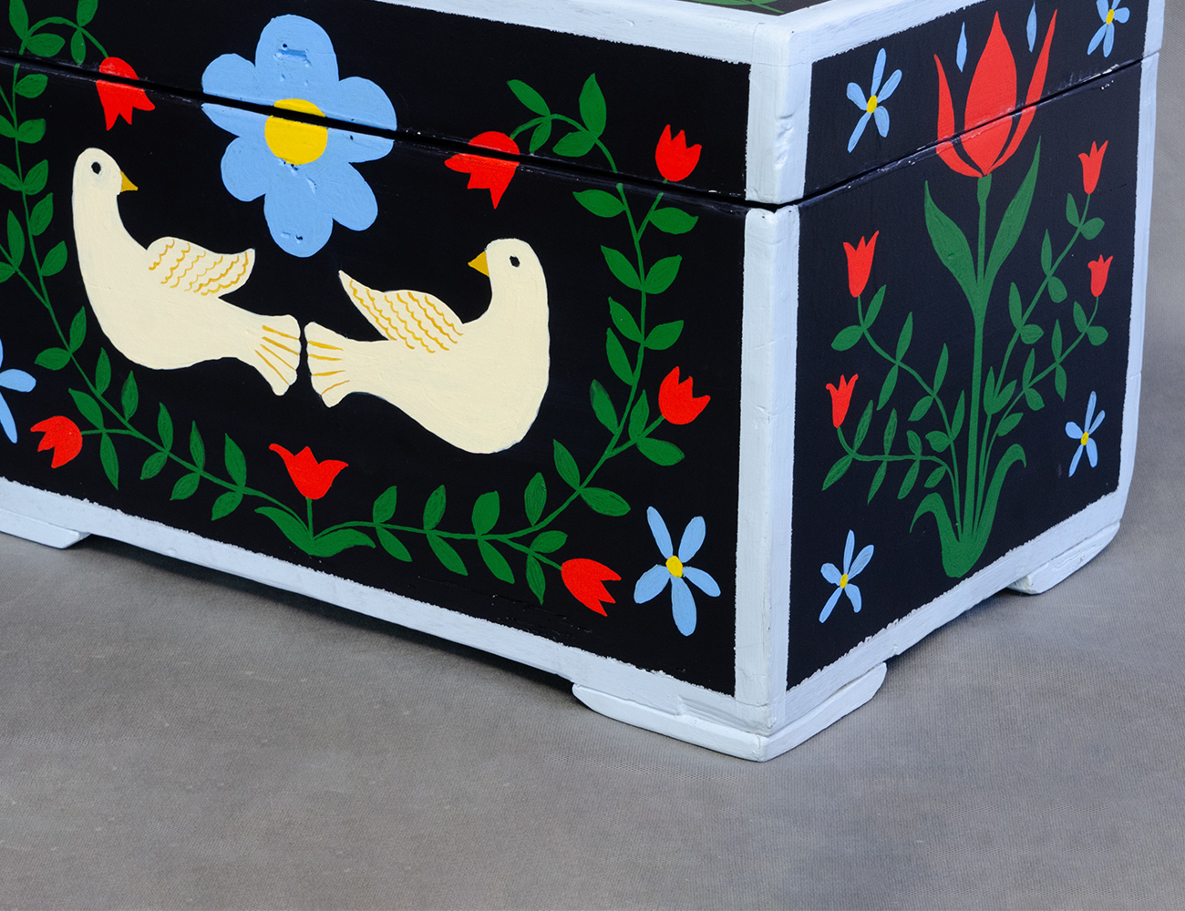 Старинный сундук с росписью Цветы и Птицы