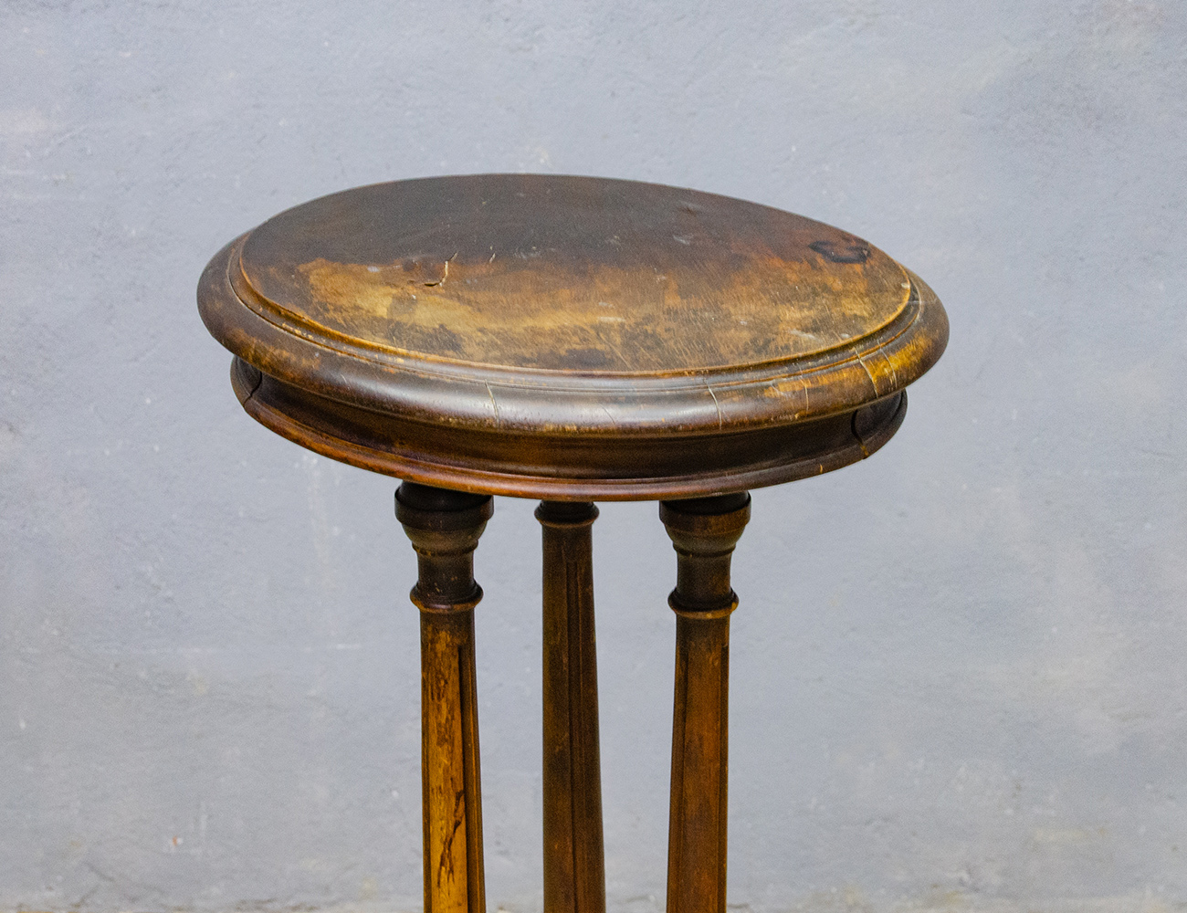 Антикварная ореховая жардиньерка