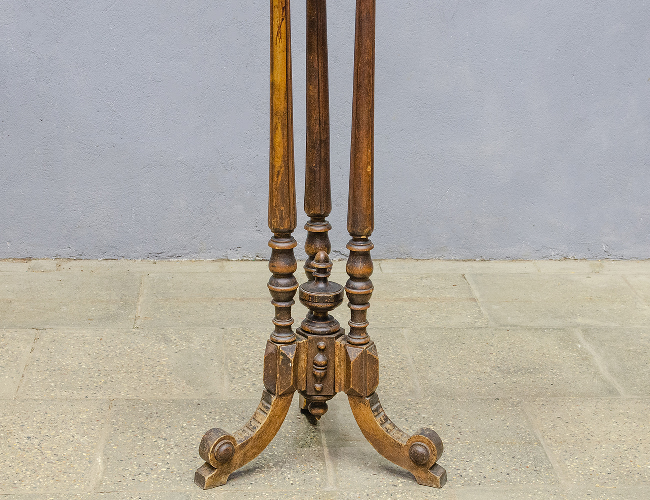 Антикварная ореховая жардиньерка