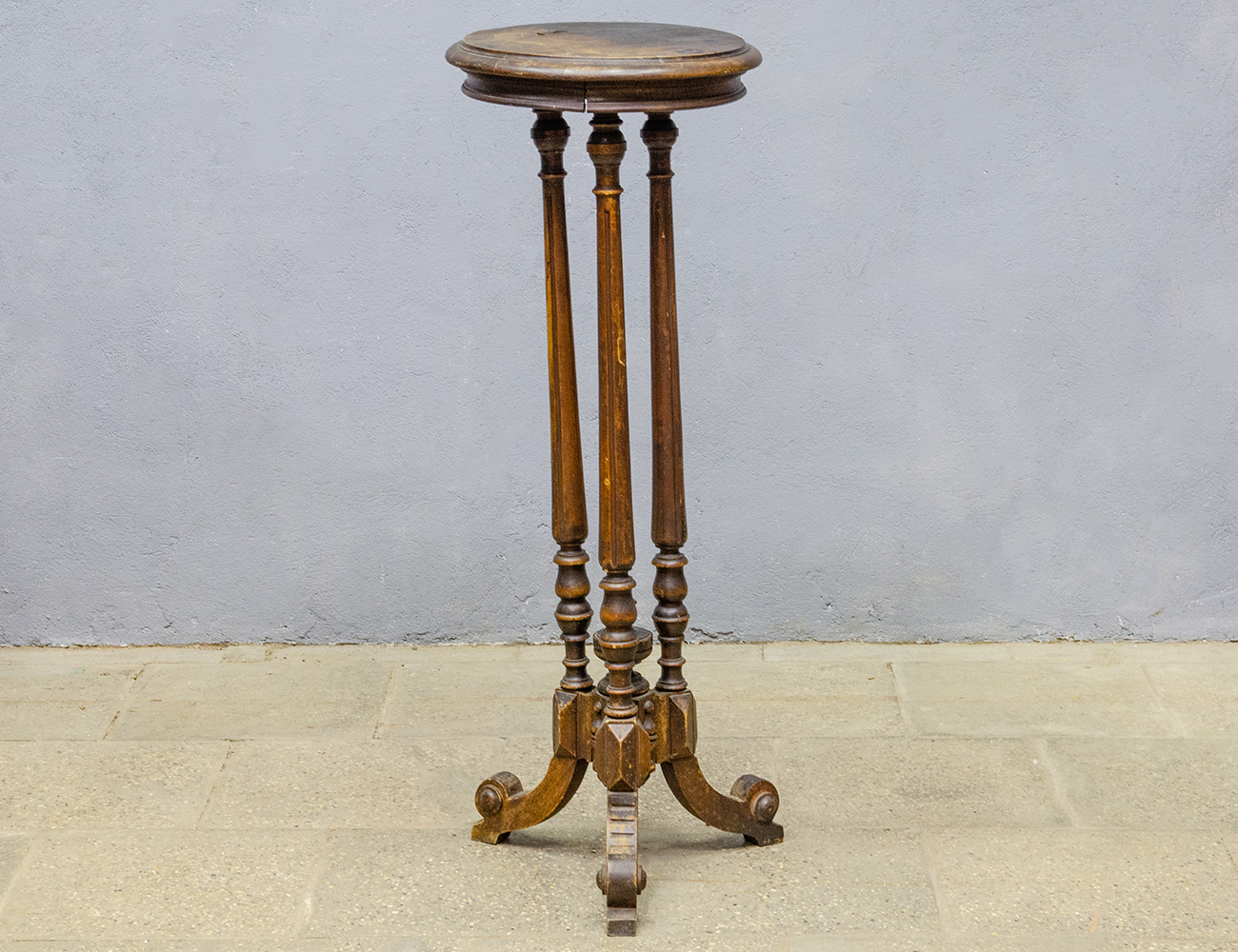 Антикварная ореховая жардиньерка