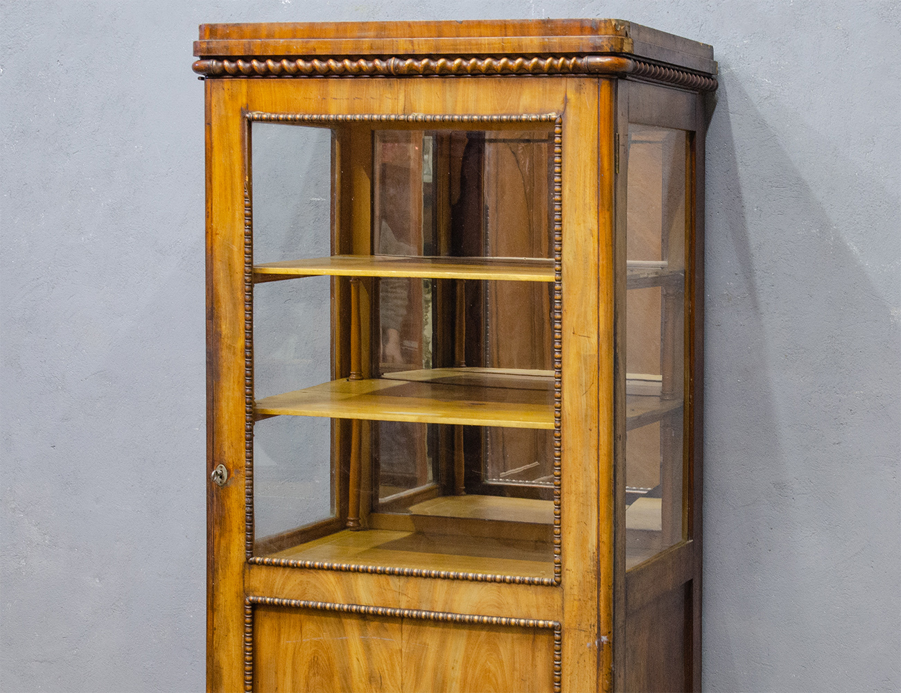 Антикварная витрина в стиле ампир, 19 век