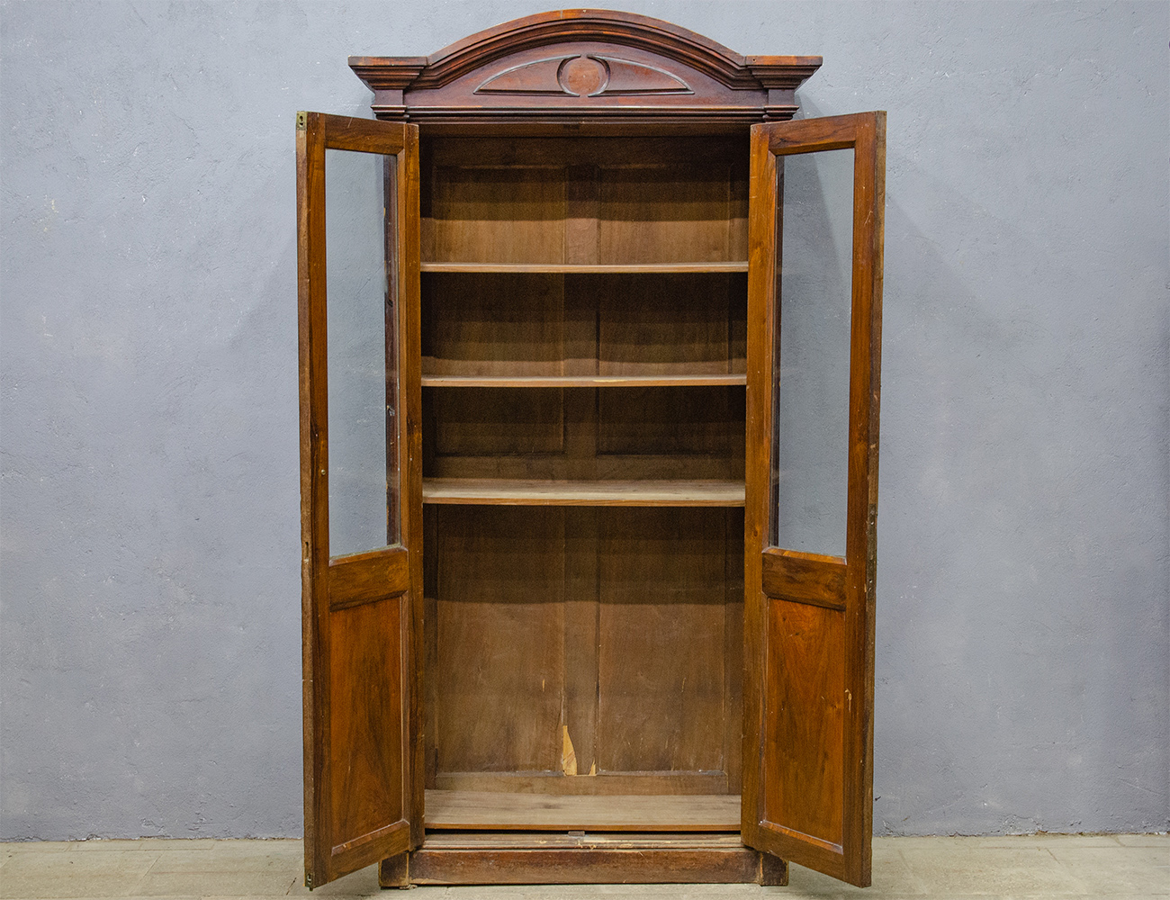 Антикварный ореховый книжный шкаф
