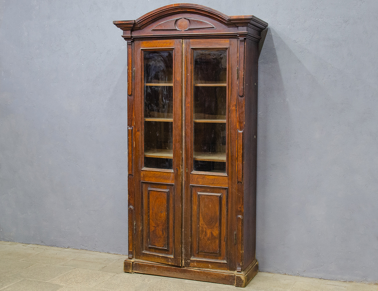 Антикварный ореховый книжный шкаф