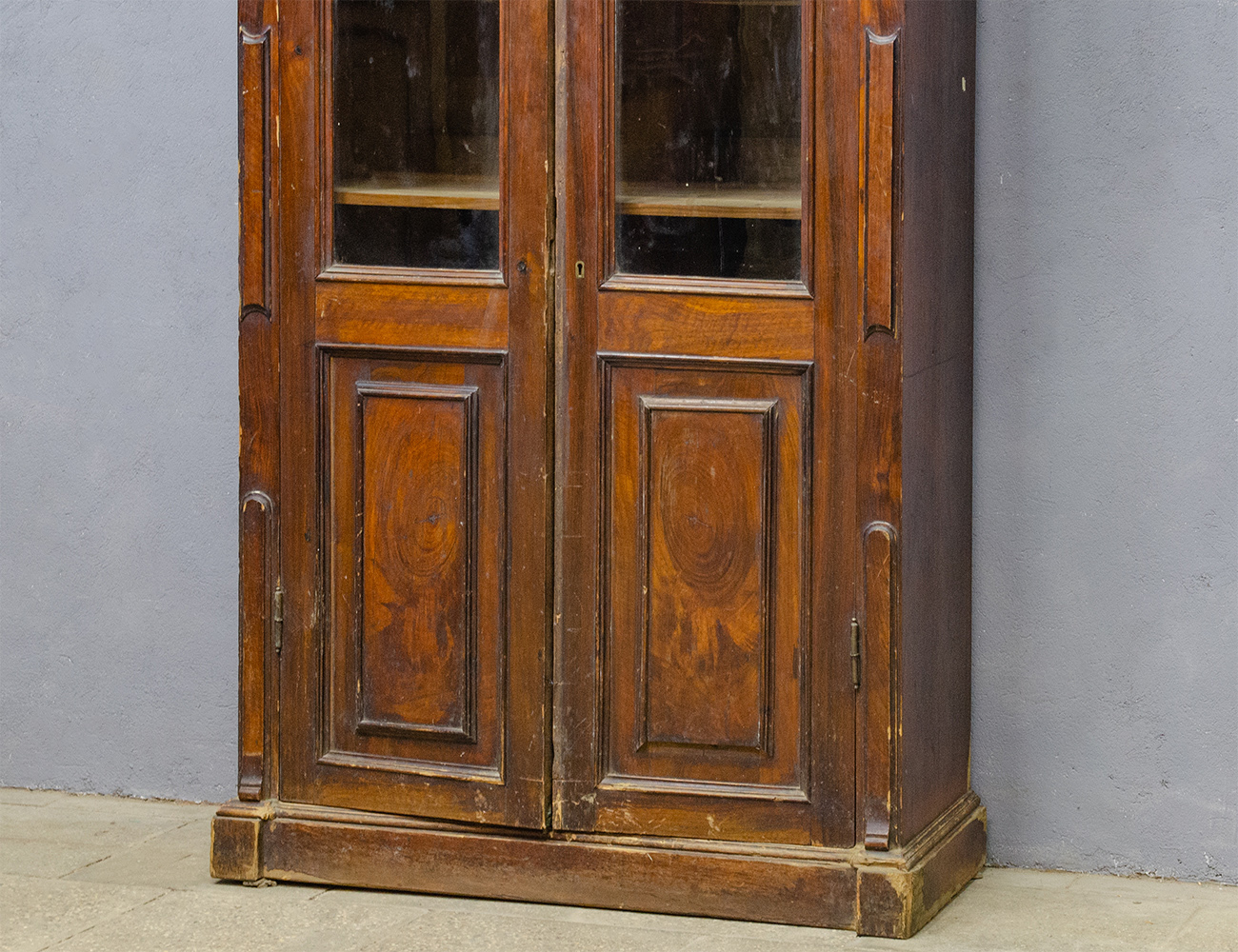 Антикварный ореховый книжный шкаф