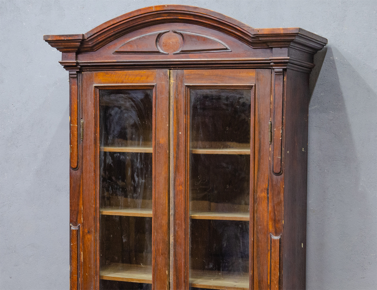 Антикварный ореховый книжный шкаф