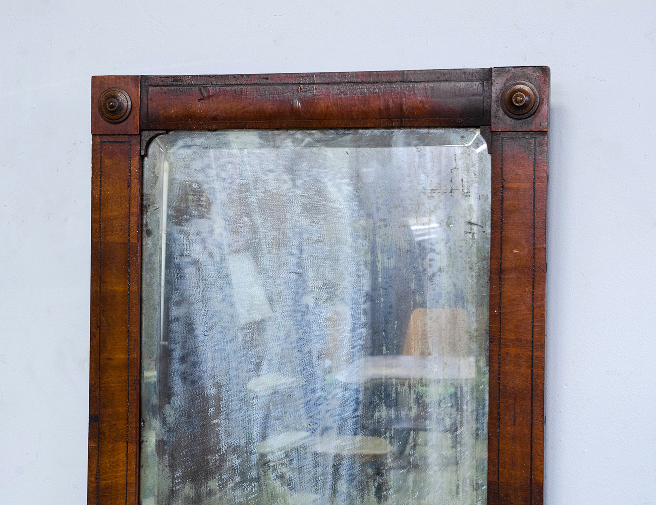 Антикварное настенное зеркало красного дерева
