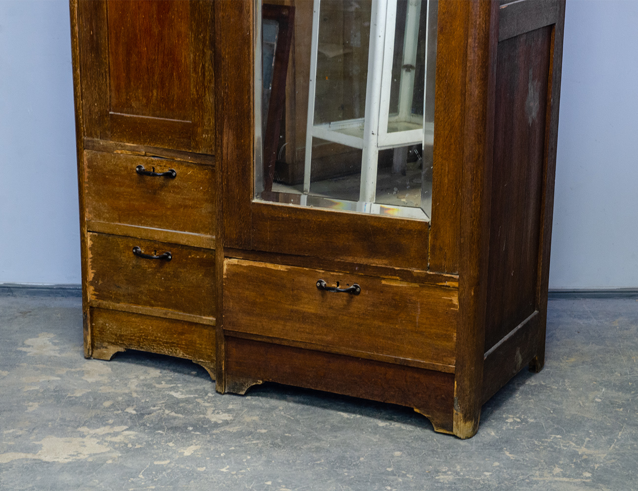 Старинный дубовый платяной шкаф