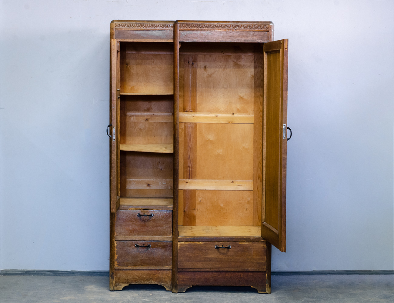 Старинный дубовый платяной шкаф