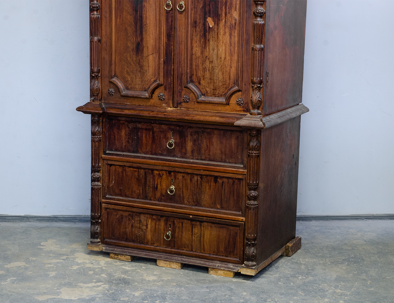 Антикварный шкаф-монашка, 19 век