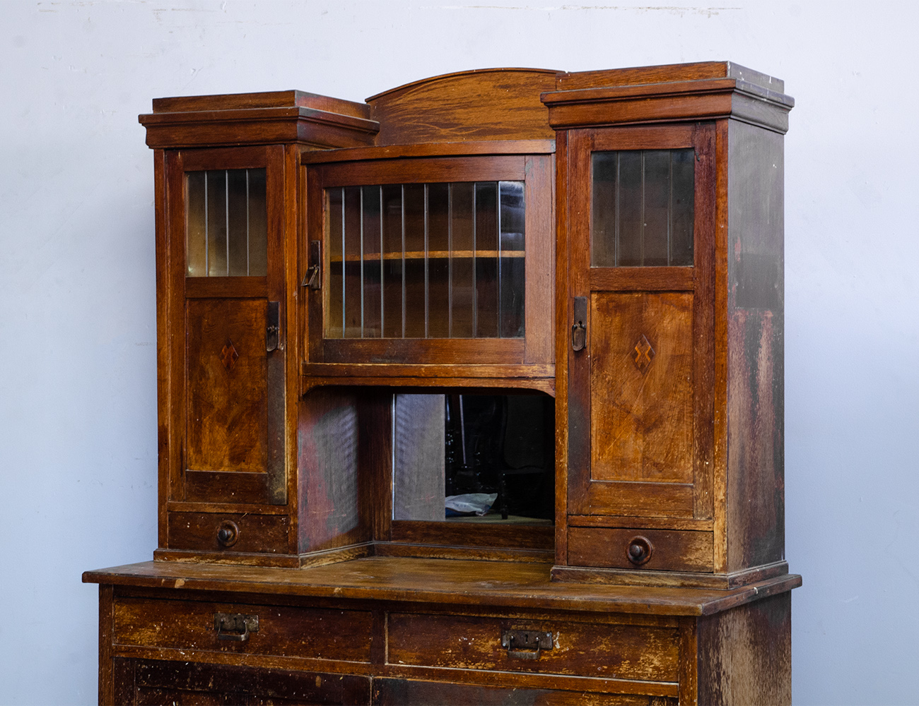 Старинный дубовый буфет